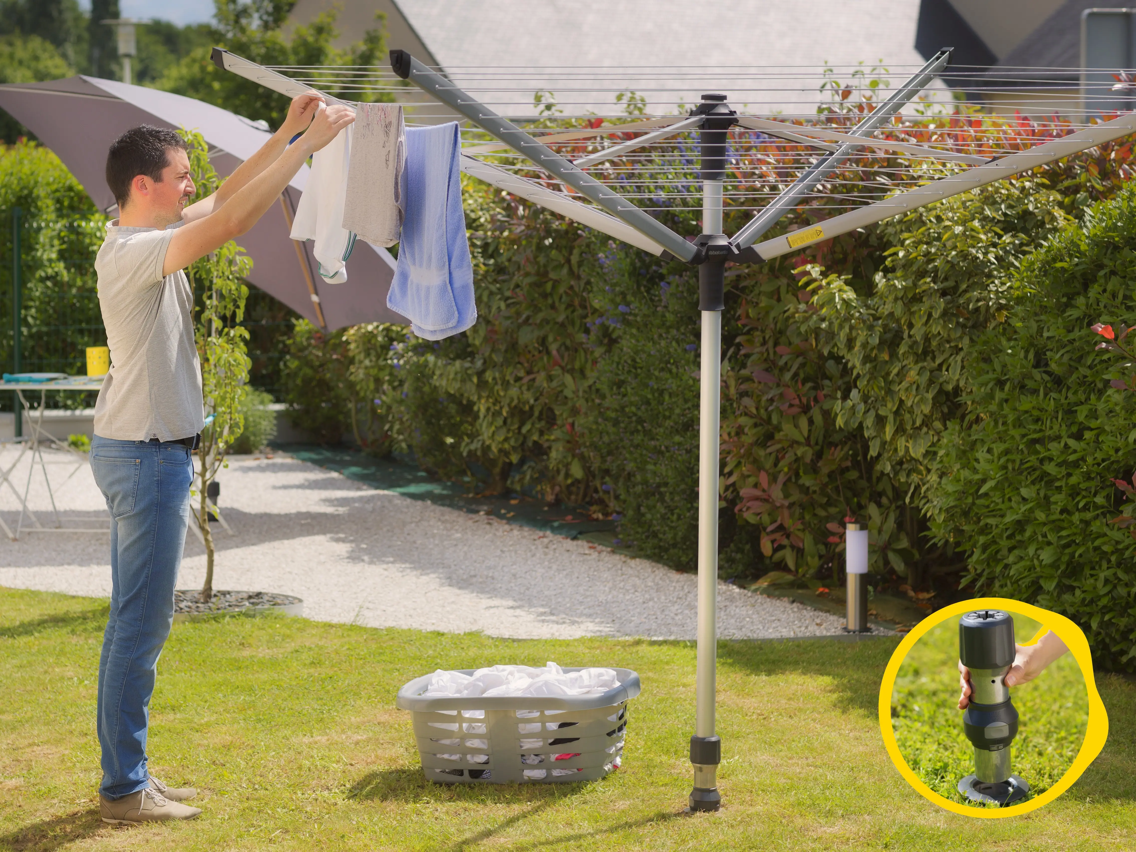 Rotary clothesline easily removable with a simple clip system