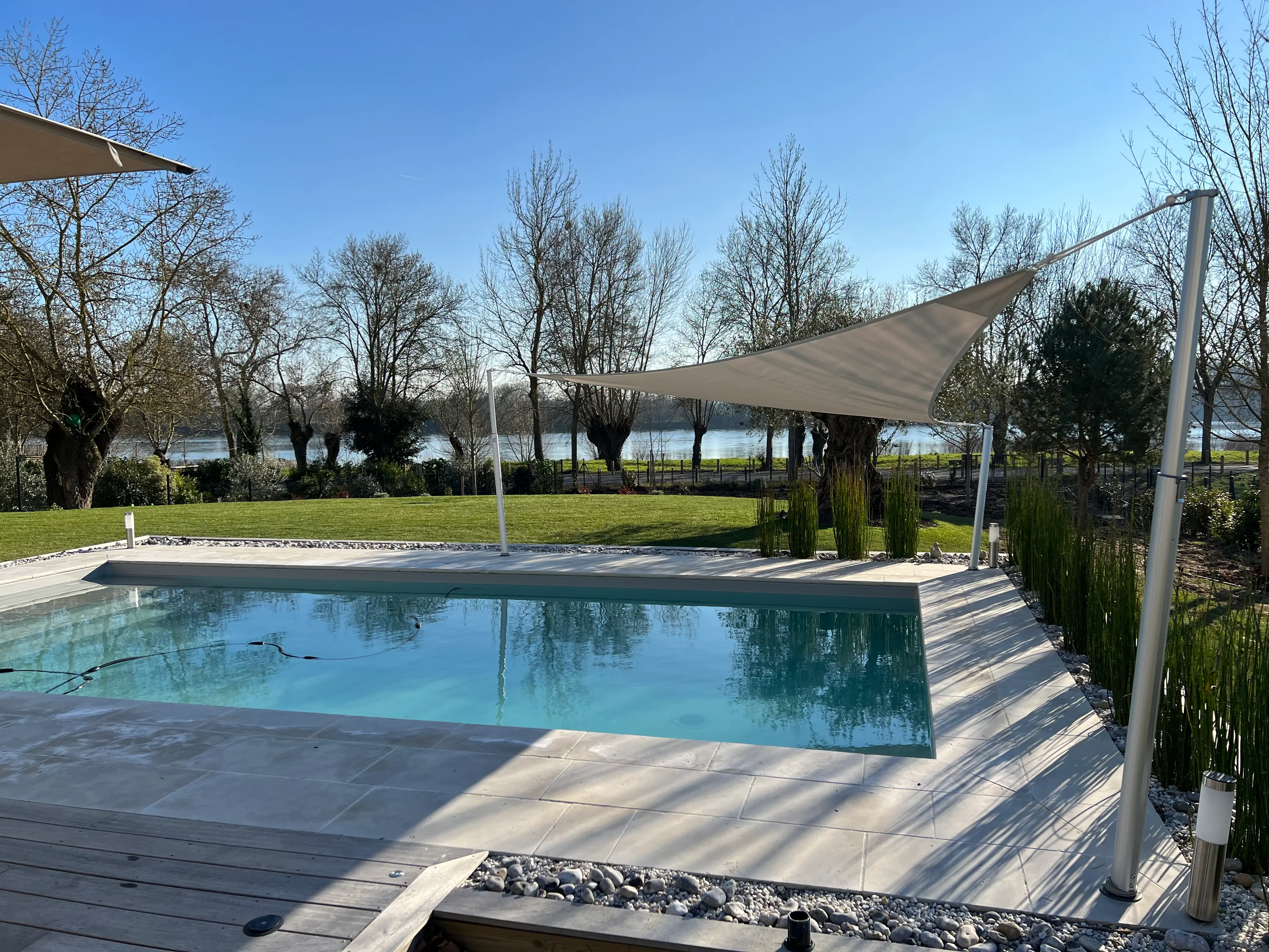 Shade sail installed on Gard&Rock telescopic poles