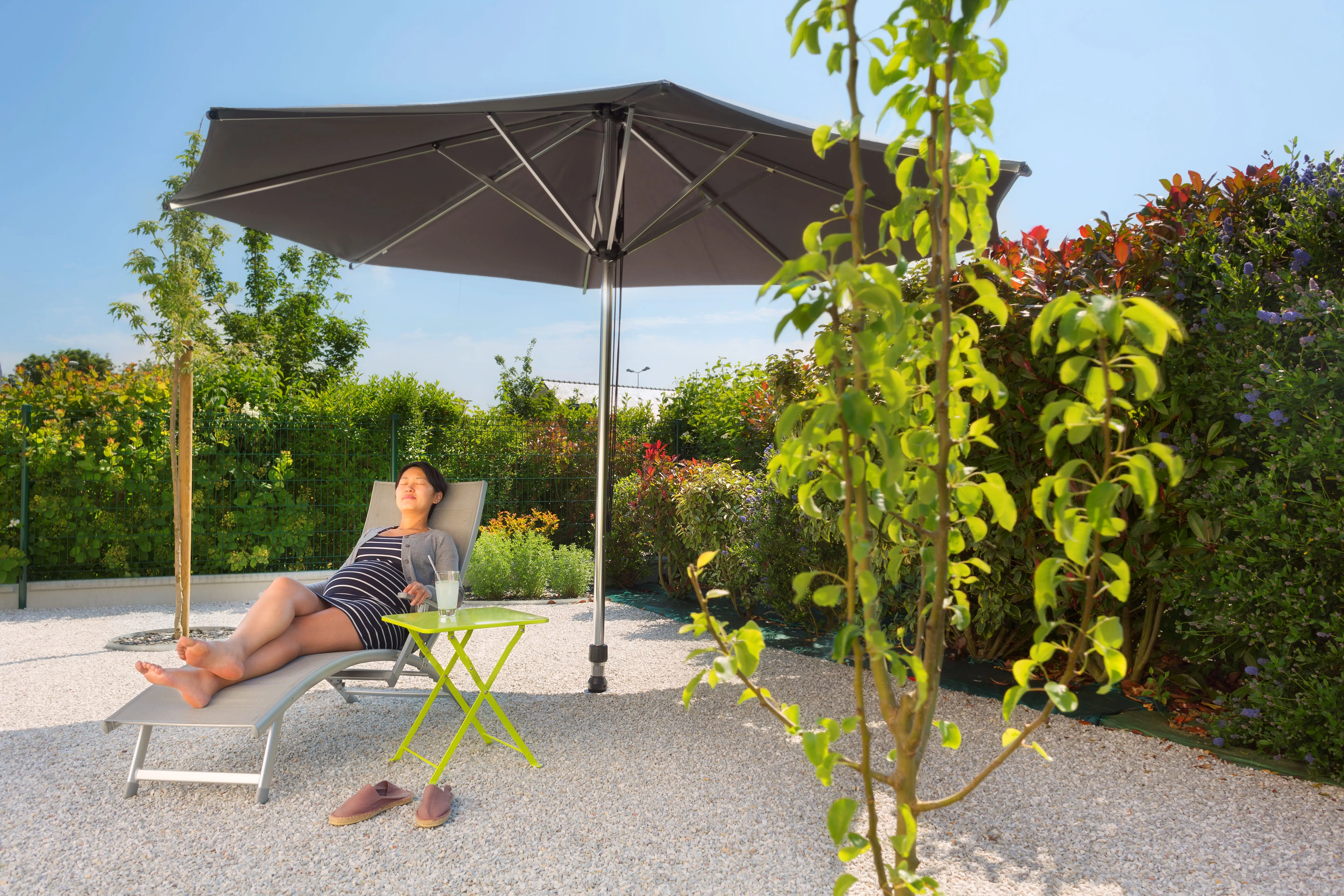 Parasol installed on gravel ground without heavy and bulky structures