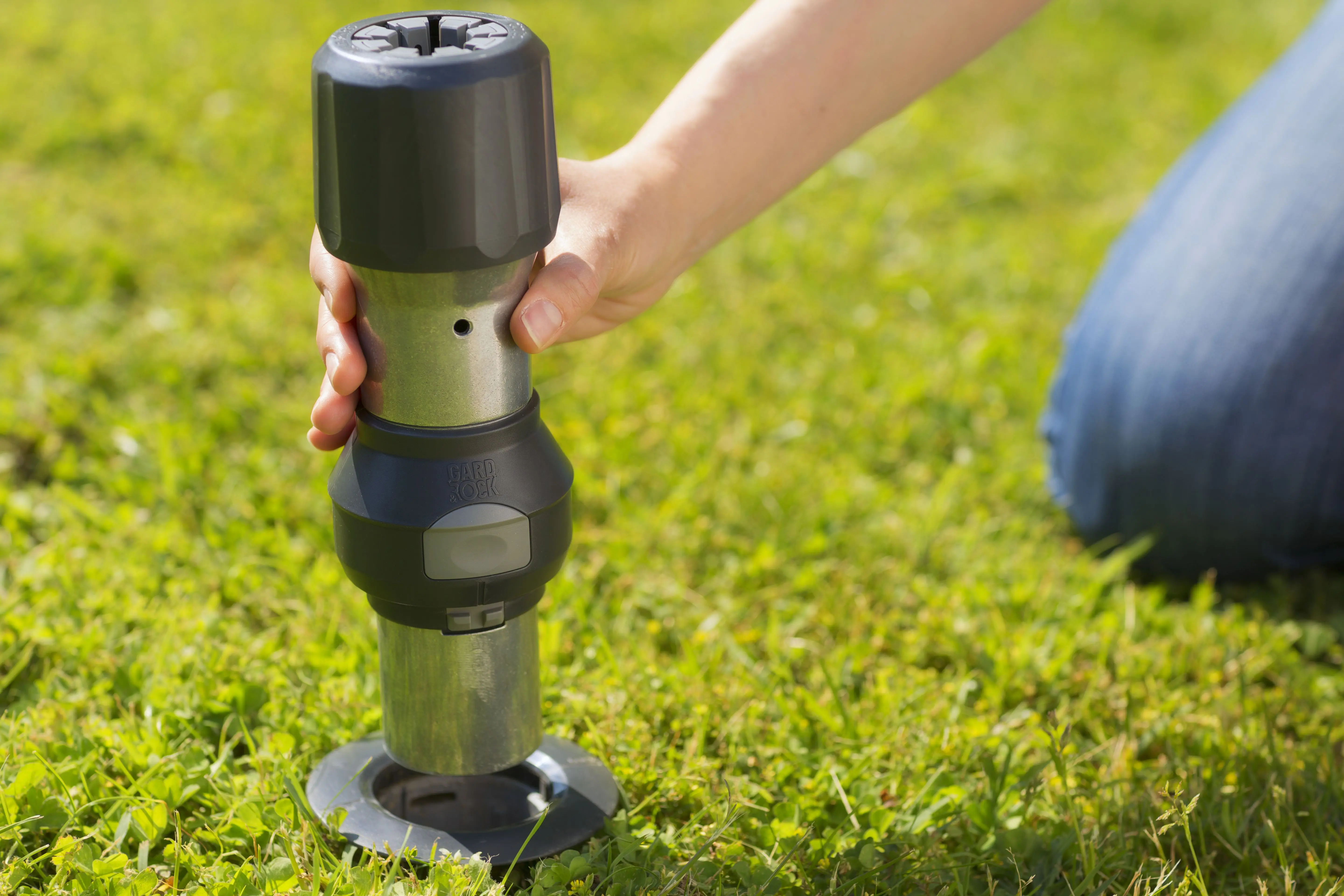 Parasol base leg clipped into the anchoring base with a simple motion