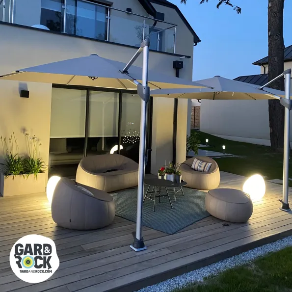 Support alu pour grands parasols déportés carrés sur terrasse bois, protection anti-UV