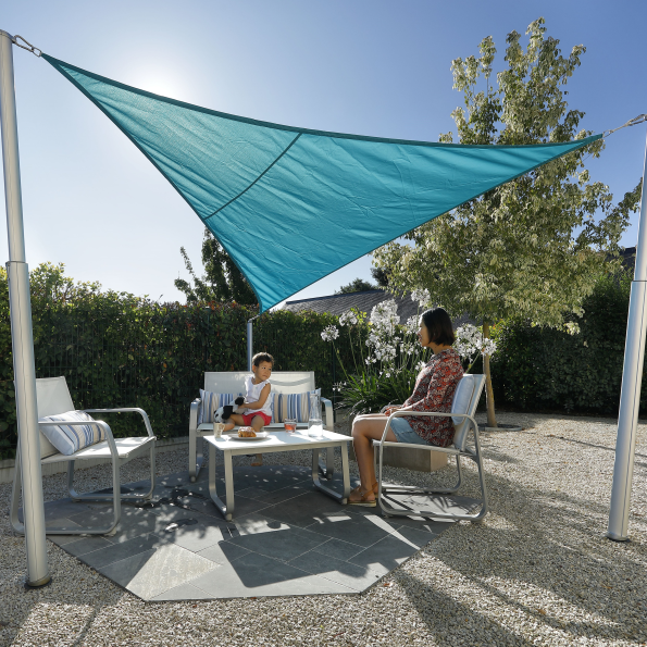 Shade sail post on terrace with Gard & Rock slope