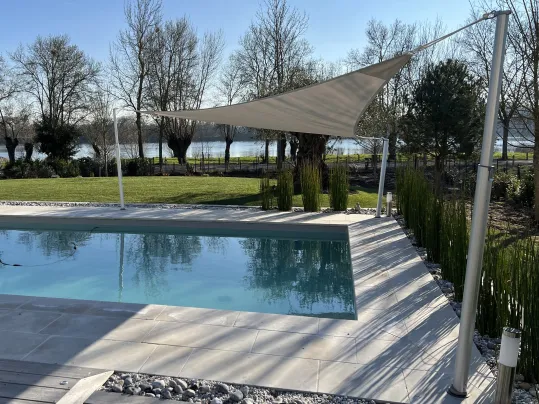 Mât voile d'ombrage abords de piscine