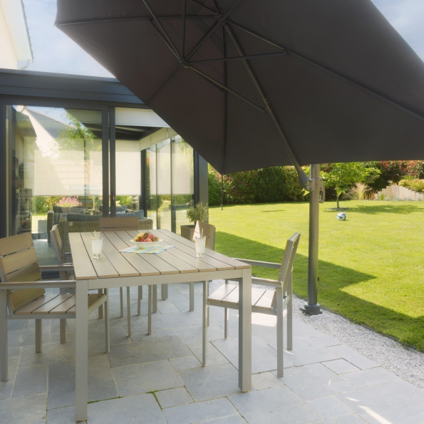 Clutter-free patio parasol attachment Gard & Rock