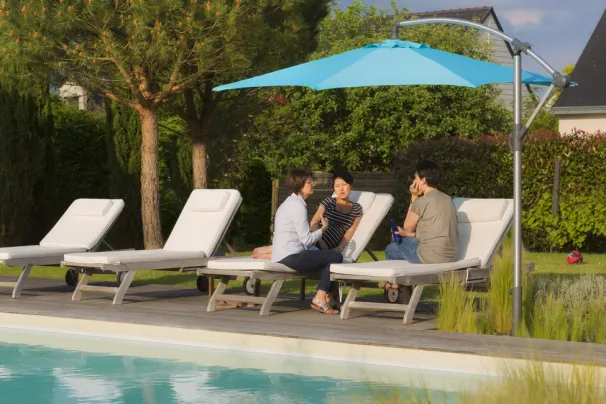 Fixation parasol déporté sans encombrement