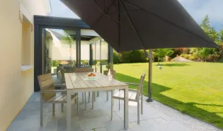 How to fix a cantilever umbrella without heavy base weights in your garden or on your terrace