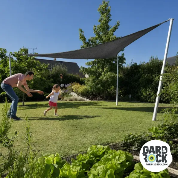 Garden pergola with shade sail, protected and aesthetic area for enjoying outdoor moments.