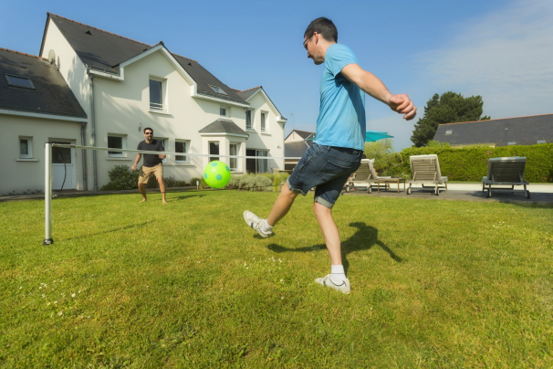 Filet tennis-ballon sur pelouse