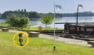 How to fix a pole in the ground without concrete: a simple and modular solution