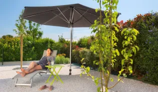 Which parasol base should you choose? A complete guide for stable and practical installation