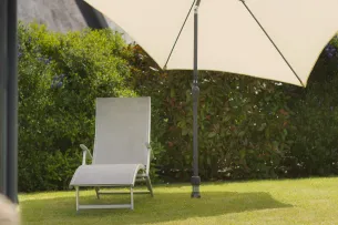 Removable base for upright parasol, easy to clip into the ground