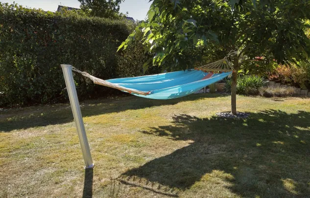 Fixation hamac avec arbre sur pelouse